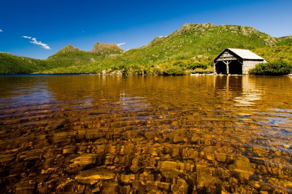 El agua más pura del lago de montaña