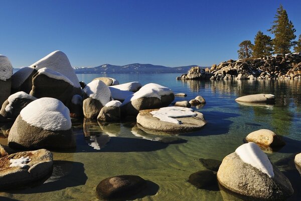 Viaggio sull acqua tra le rocce