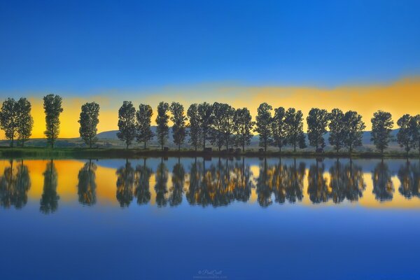 See. Die Natur. Reflexion im Wasser