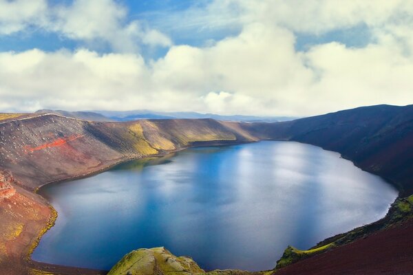 Lago en las tierras bajas de hermosas montañas