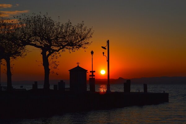 Hermosa puesta de sol junto al agua