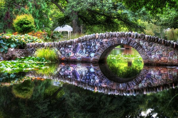 Hermoso puente de cuento de hadas sobre el río