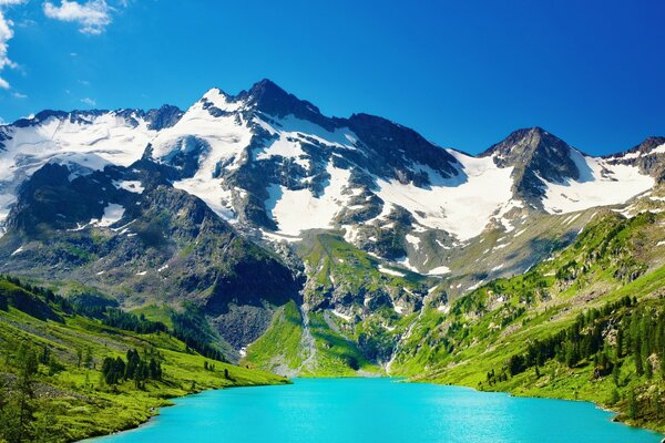 Bergschnee fließt in den blauen See