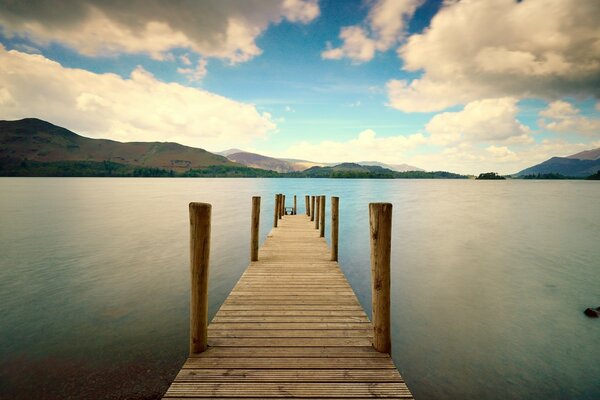 Pier am See in den Bergen