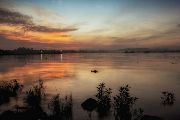 Amanhecer sobre a paisagem do lago nebuloso