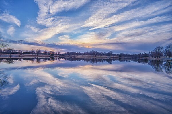 Lago reflexión cielo luz