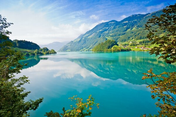 Lago azul en un valle de montaña verde