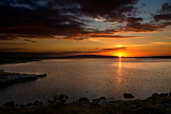 Screensaver sul desktop lago al tramonto