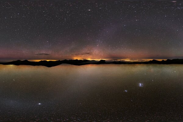 Cielo estrellado nocturno sobre el lago