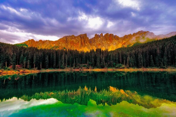 Lago Esmeralda paisaje fantástico