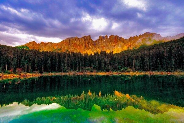 Lago di smeraldo paesaggio fantastico