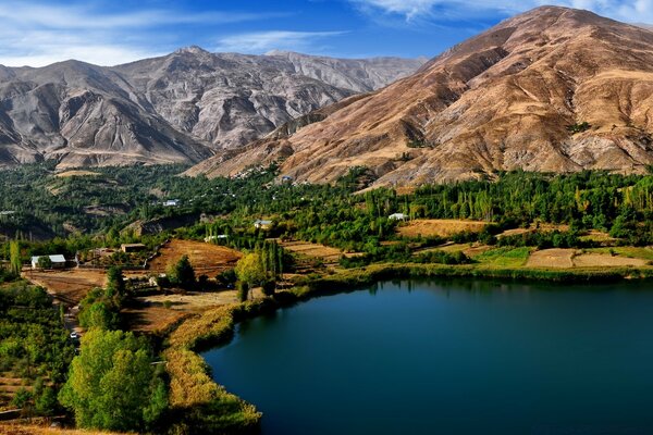 مستوطنة صغيرة في الجبال بجانب البحيرة