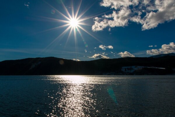 Por la tarde sol en el lago