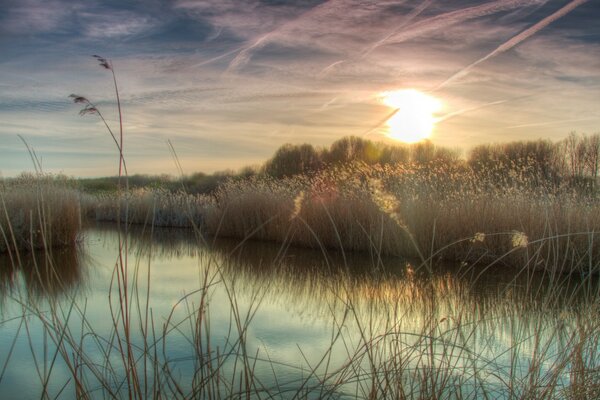 Reflejo de la puesta de sol en el lago