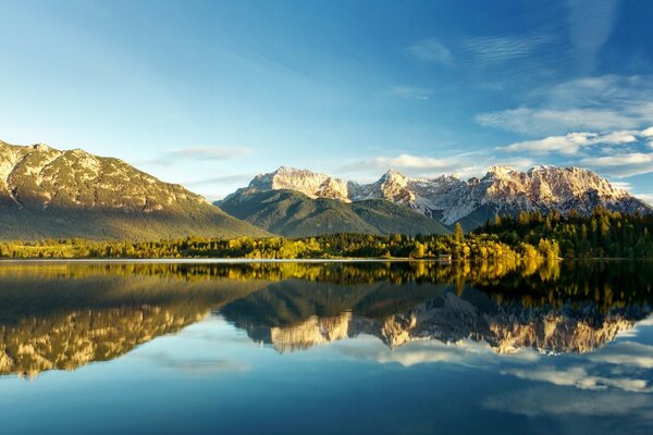 Reflejo del paisaje de montaña en el agua