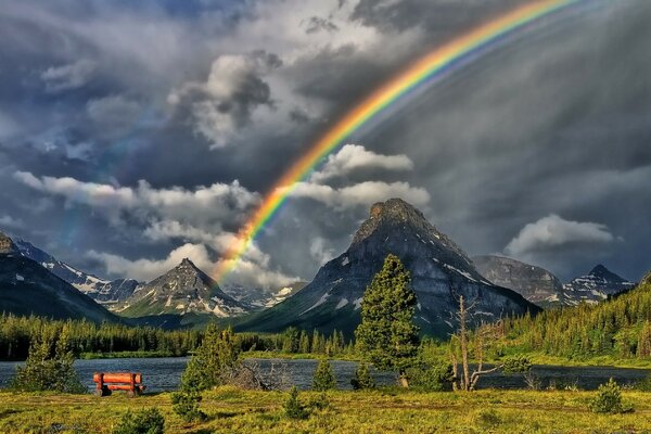 Arco iris en el fondo de las montañas azules