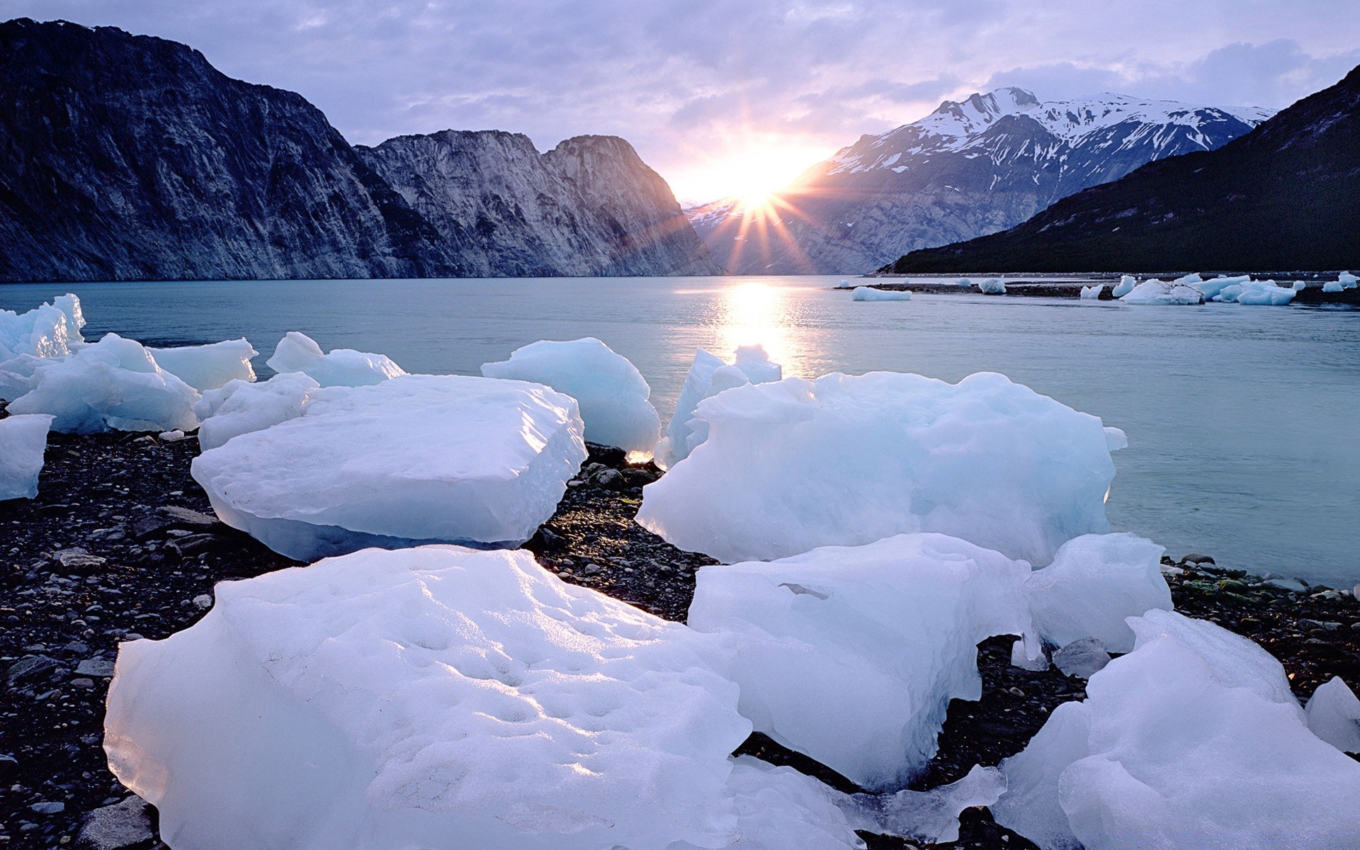 montagna neve iceberg ghiaccio acqua ghiacciaio inverno gelido fusione paesaggio montagna freddo viaggi congelato mare cambiamento climatico nuoto roccia all aperto lago