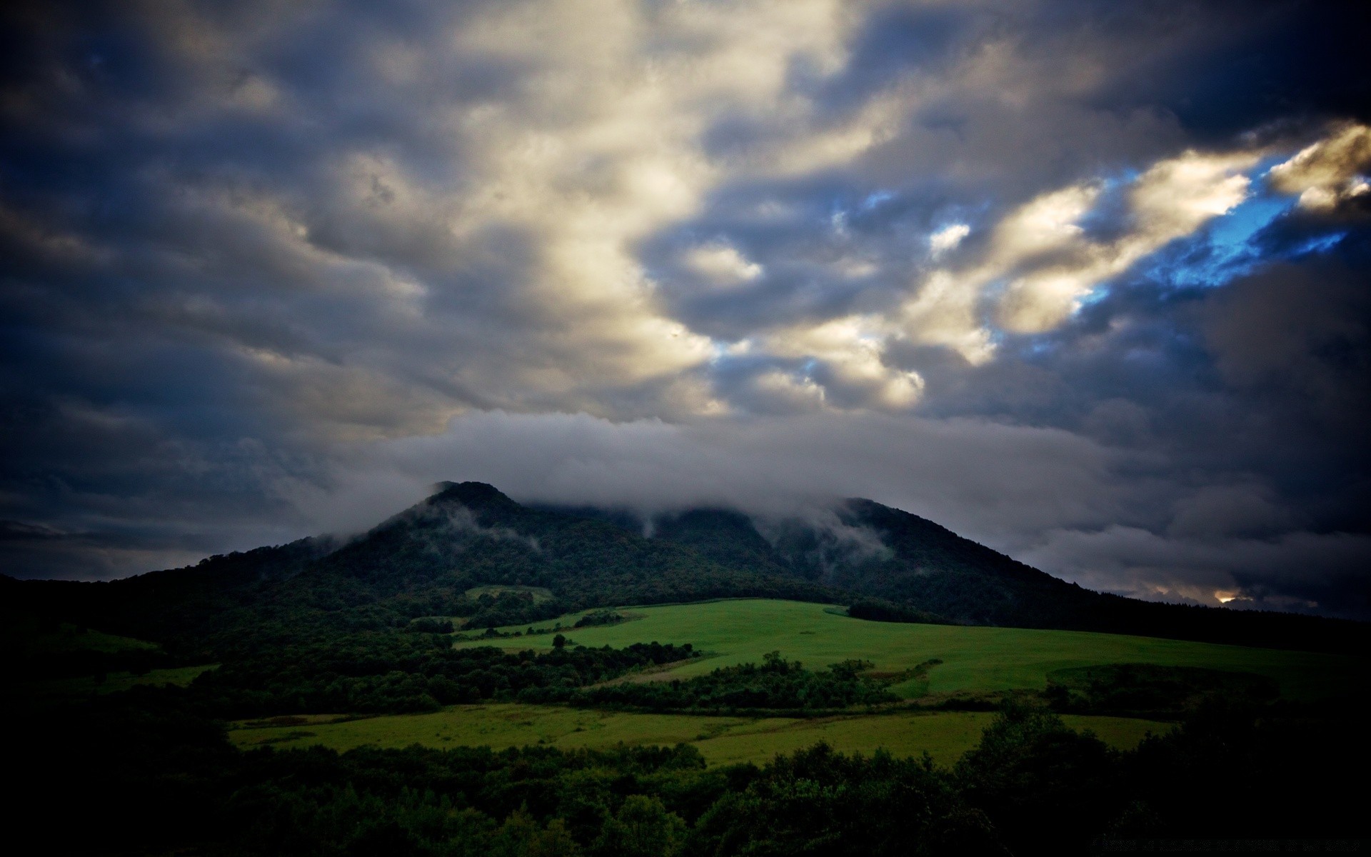 montanhas montanhas paisagem céu natureza tempestade ao ar livre viagens pôr do sol chuva amanhecer névoa vulcão luz do dia dramático nuvem árvore