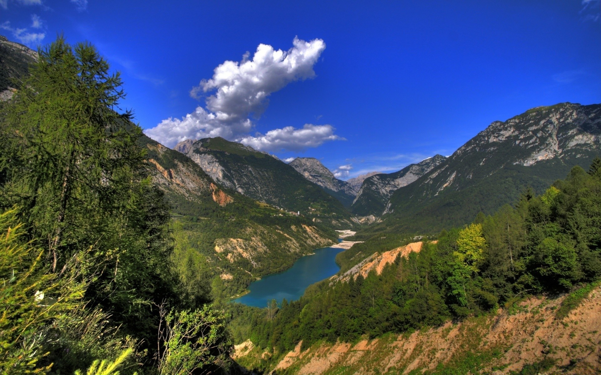 山 山 旅游 户外 自然 天空 景观 木材 日光 风景 树 水 山谷 徒步旅行