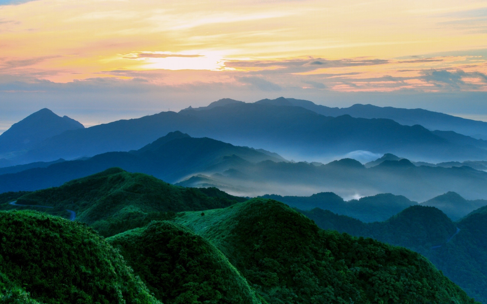 montagnes montagnes paysage voyage brouillard aube coucher de soleil nature brouillard soirée en plein air ciel