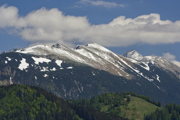 Les montagnes sont au-dessus du ciel. Neige