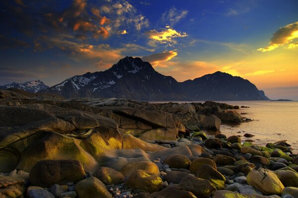 Stone Shore, gli ultimi raggi del sole al tramonto sull acqua