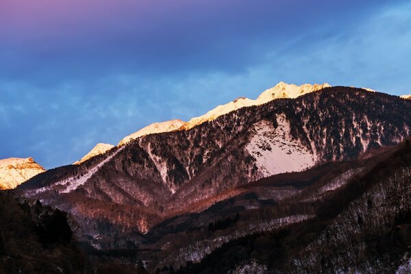 Paesaggio di montagna in una giornata invernale