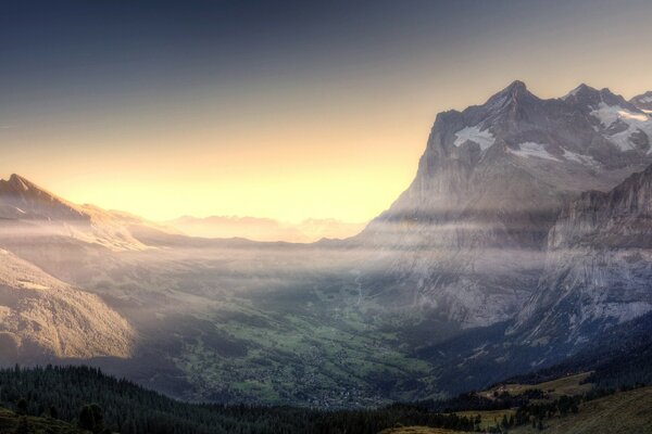 Ein Tal inmitten der Berge im Nebel