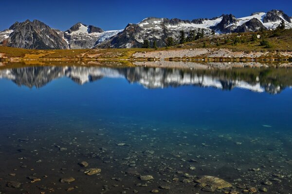 Beau paysage. Les montagnes se reflètent dans le lac