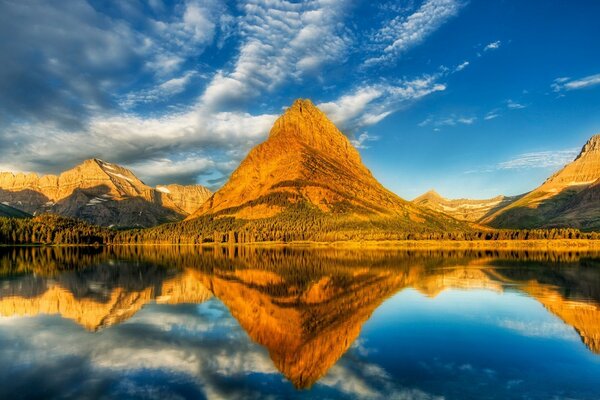 Spiegel Fluss. Sonnenaufgang. Landschaft 