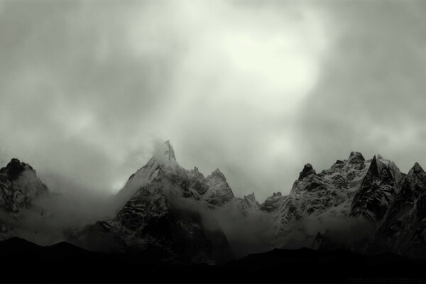 Montagnes dans le brouillard. Grisaille. Il fait sombre