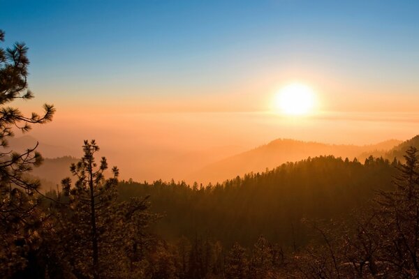 Coucher de soleil dans les montagnes. Aube. Ciel