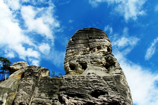 Montañas y rocas contra el cielo