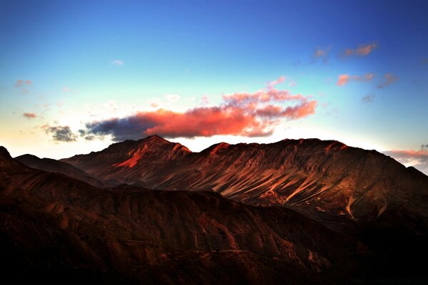 Nube rosa en el cielo azul en las montañas