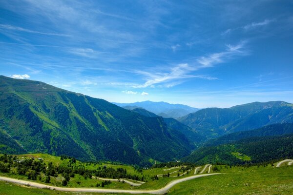 Die Landschaft der Berge und der Weg in die Ferne