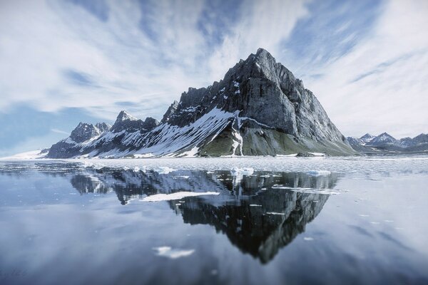 Reflejo de la montaña en el lago de hielo