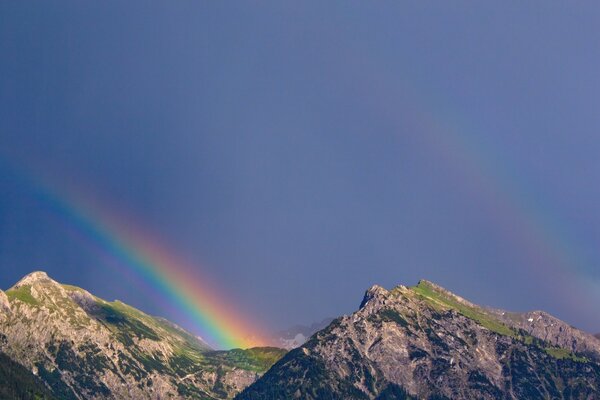 Zwei Regenbögen vor dem Hintergrund der Berge