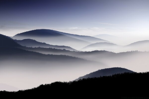 Die bewaldeten Berge sind von einem Nebel aus der Vorweihnachtszeit umhüllt