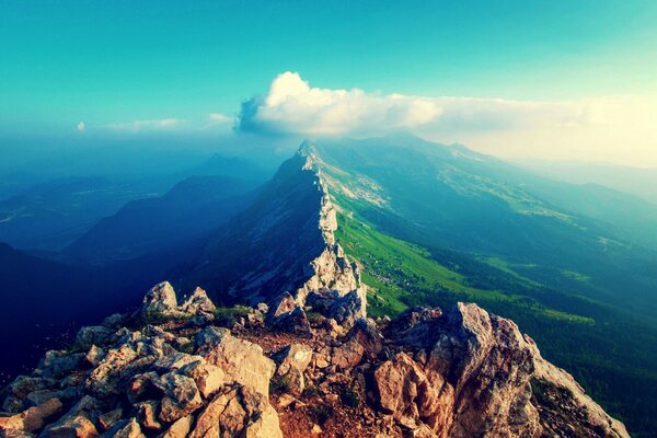 Vista de las montañas desde dos lados y el cielo