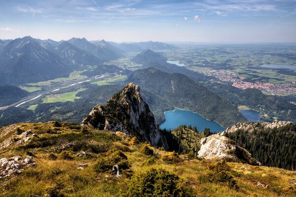 Schöne Landschaft. Die Berge. Bildschirmschoner auf dem Desktop