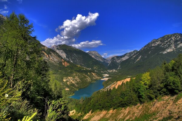 Lago beryuz en la zona montañosa