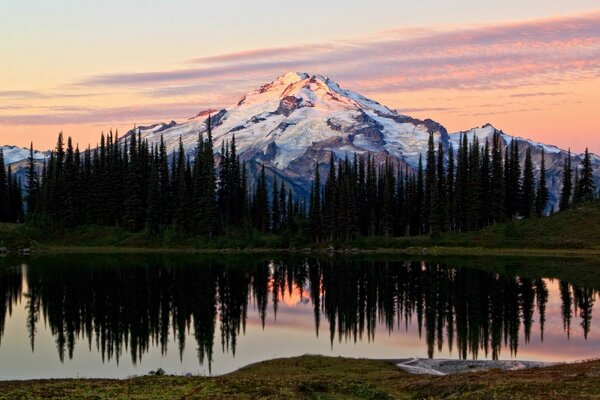 Detrás del lago hay un bosque y detrás del bosque hay una montaña