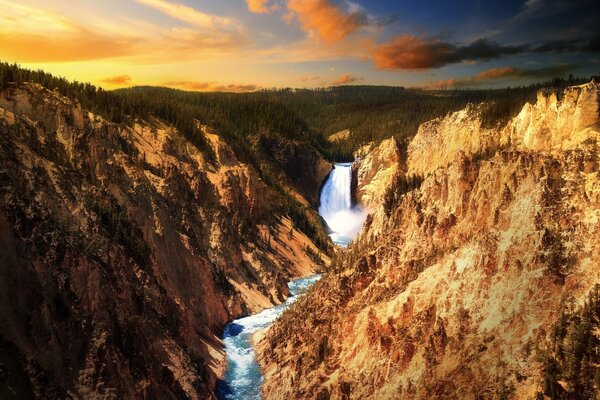 Bella cascata circondata da montagne