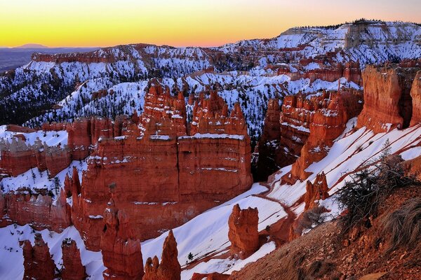 Schneereicher Winter im roten Canyon