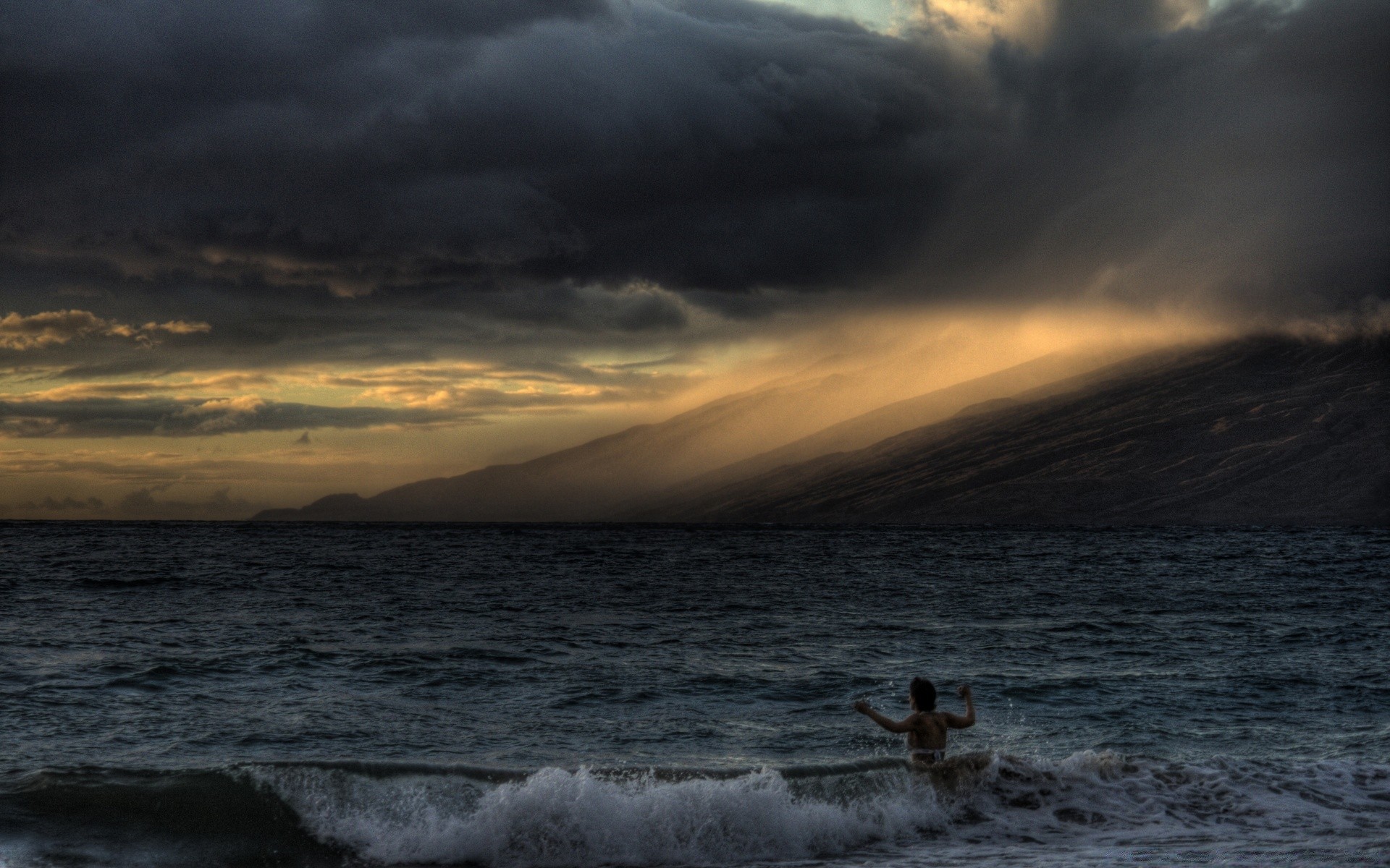 montañas agua puesta de sol tormenta mar océano playa paisaje amanecer paisaje noche tiempo