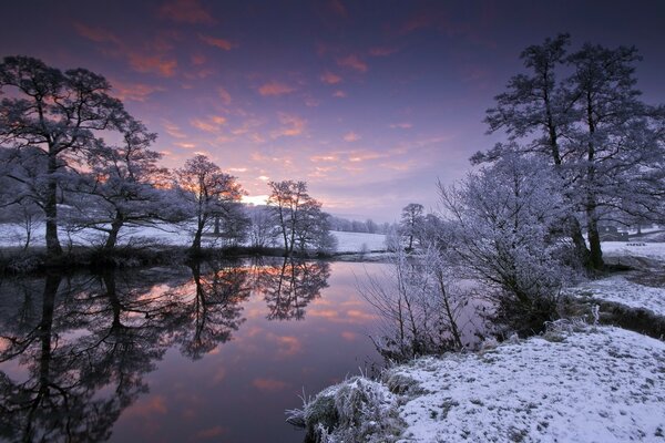 Winterzeit am Fluss mit Sonnenuntergang