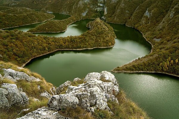 Landschaft eines gewundenen Bergflusses