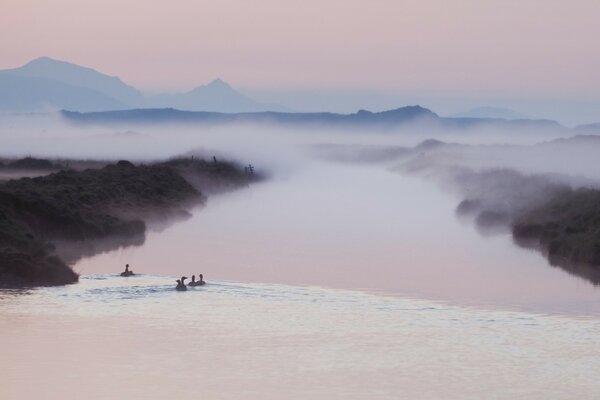 Nebel über Fluss und Bergen