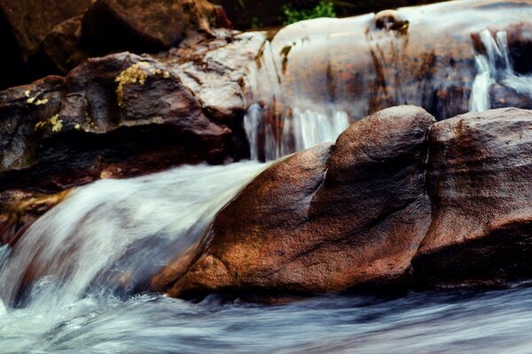 Ein schneller Bach mit kaltem Wasser