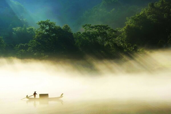 Um grande barco navega pelo rio enevoado